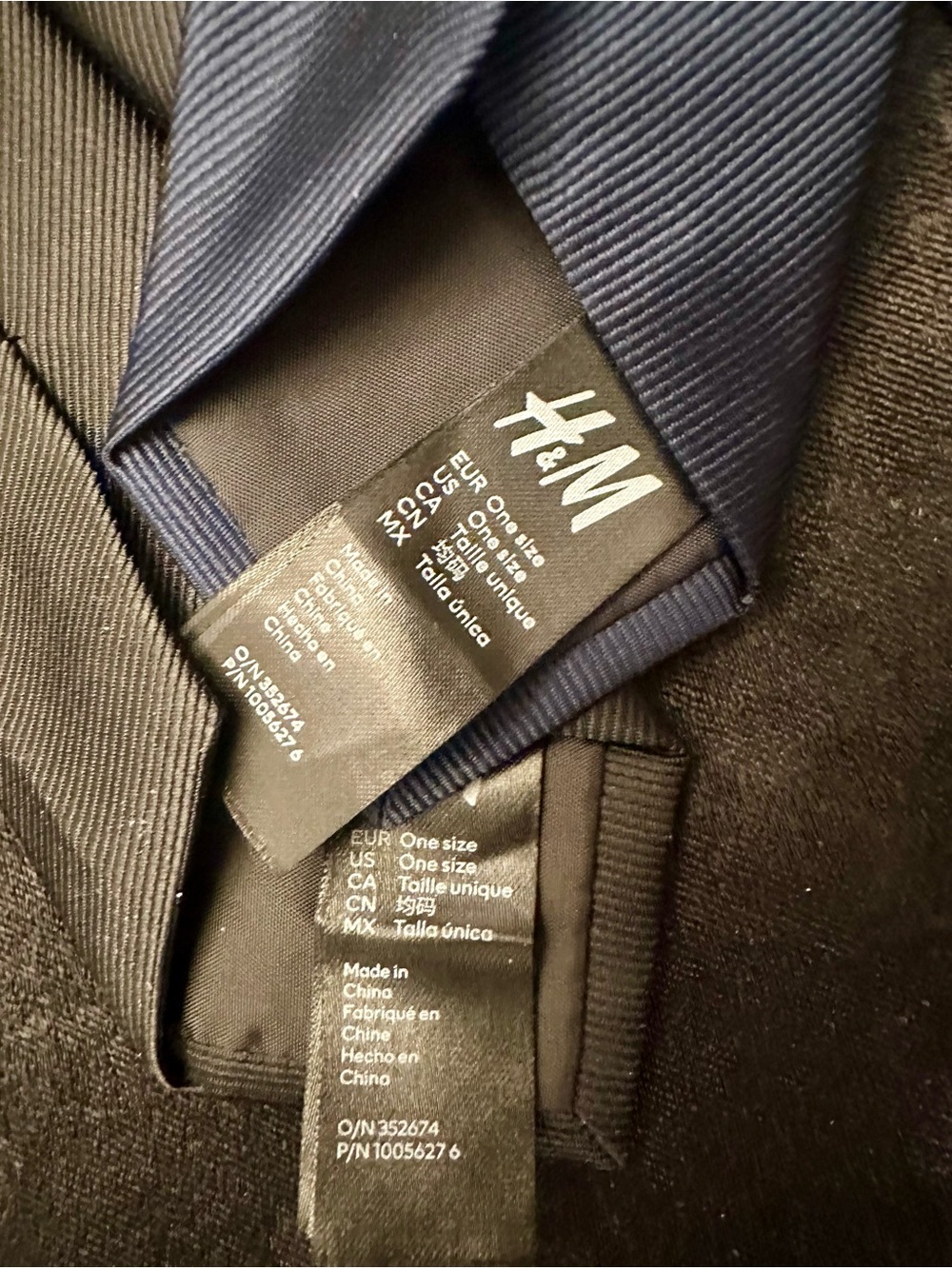 H&M Men's Black and Navy Ribbed Silk-Blend Tie